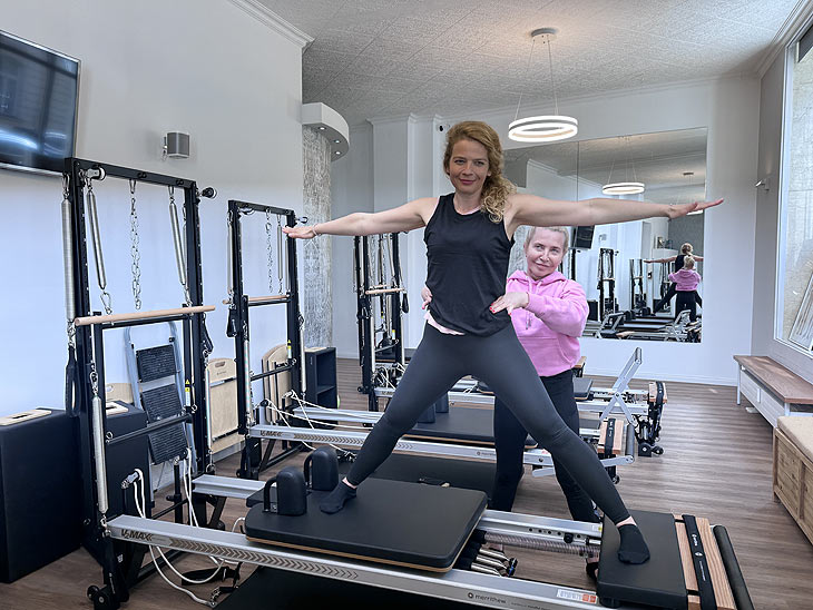 Julia Uttendorfer ließ sich von Elena Moeser einweisen in die Reformer-Pilates-Geräte mit integriertem Schlitten @ Elenas BeautyBodyBar in der Sternstraße (©Foto: Martin Schmitz)